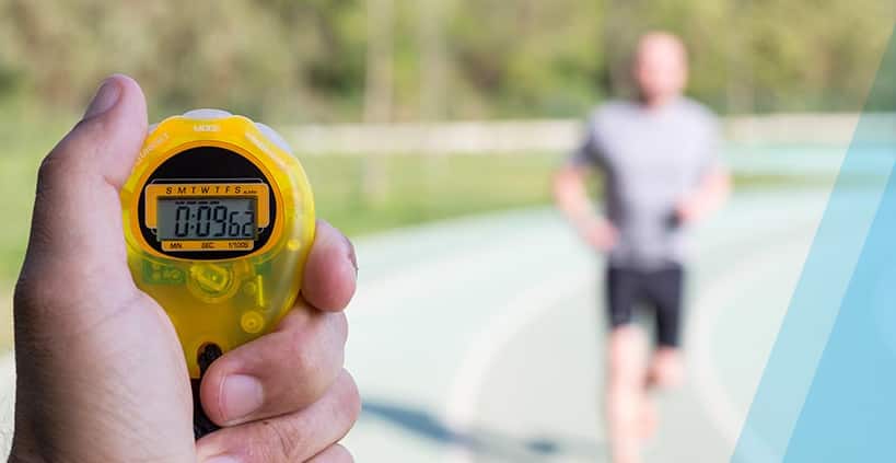 preparador fisico mano cronometro controlando tiempo corredor
