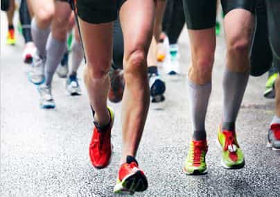 medicina deportiva piernas corredores maraton en la calle