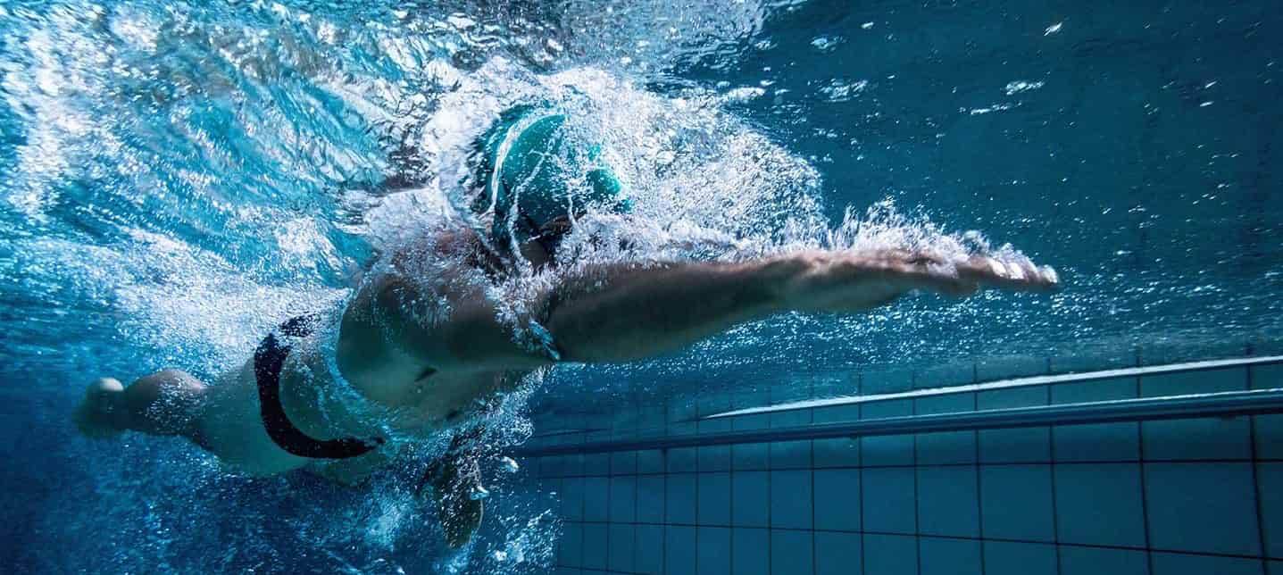 nadador profesional en piscina primer plano