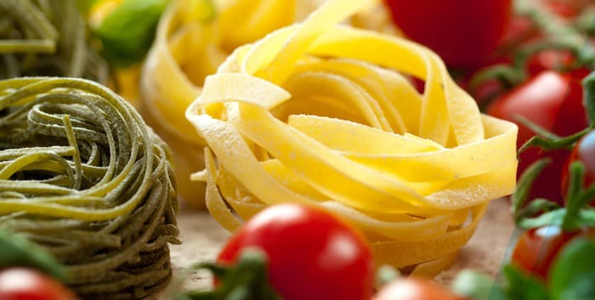 nutricion genetica comida saludable pasta tallarines y tomates cherry
