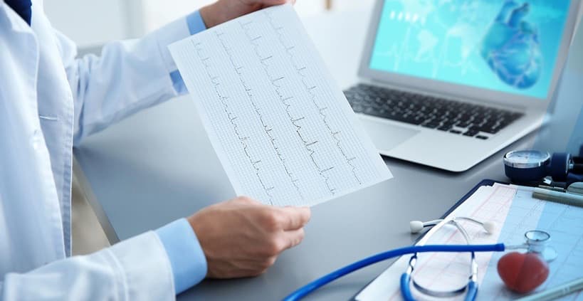 pediatria deportiva medico revisando electrocardiograma