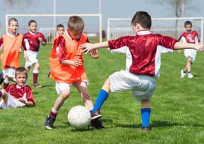 medicina pediatrica niños jugando al futbol con equipamientos