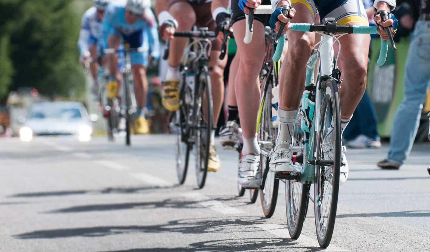 primer plano piernas ciclistas peloton carretera