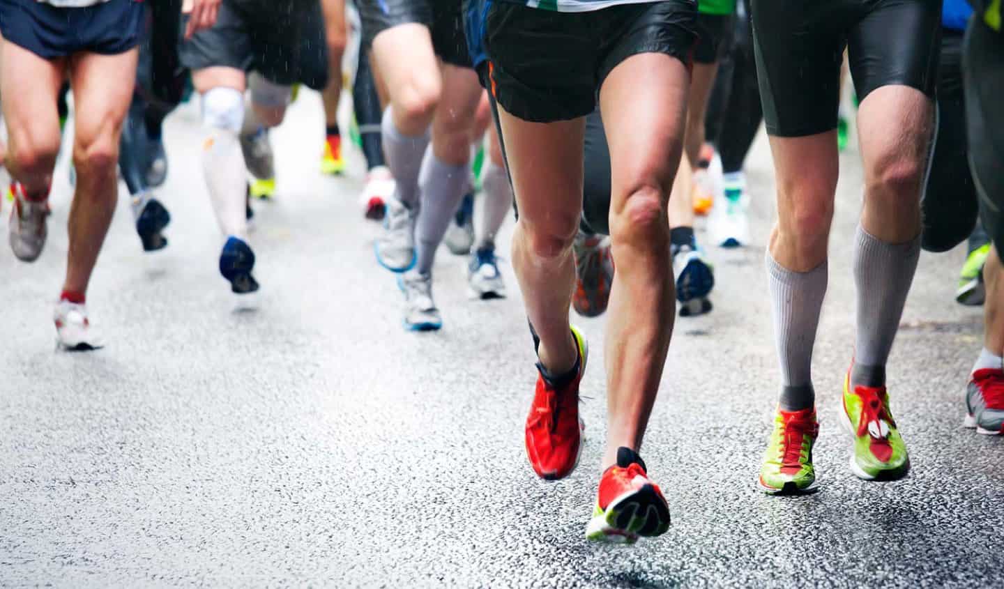 primer plano piernas corredores maraton calle 